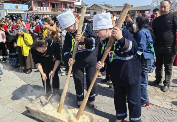 樱花树下唱响“最炫民族风”：北京